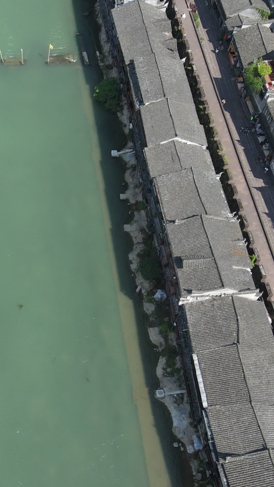 湖南凤凰古城沱江边吊脚楼竖屏航拍视频的预览图