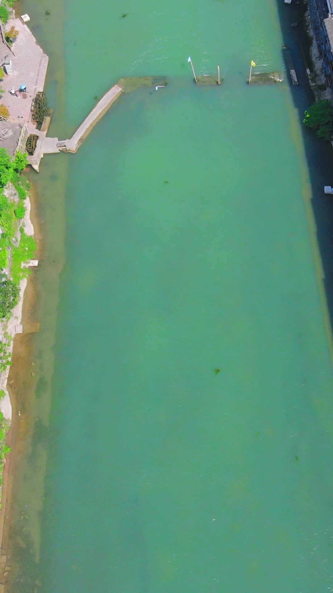 湖南凤凰古城沱江两岸竖屏航拍视频的预览图