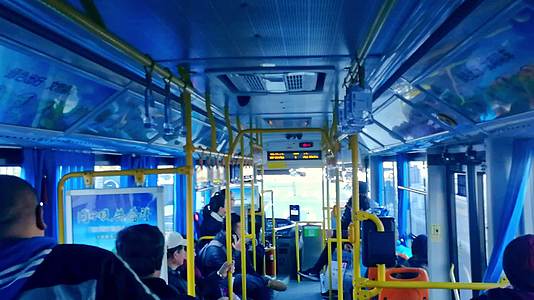 乘坐公交车拥挤人群视频的预览图