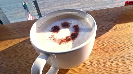 牛奶咖啡卡布奇诺拿铁拉花笑脸视频的预览图