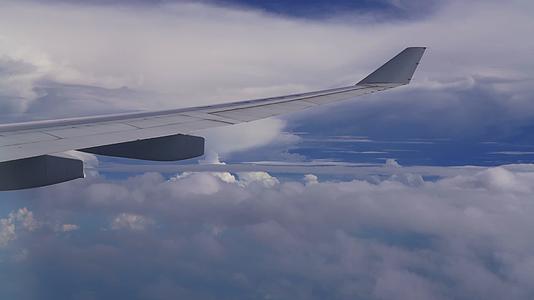 云层之上4K实拍飞机机翼视频的预览图