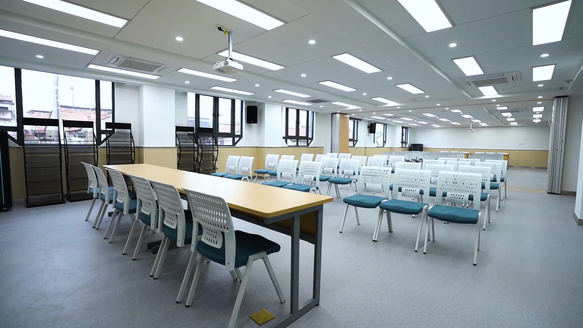 1080P学校教室空镜儿童教室视频的预览图