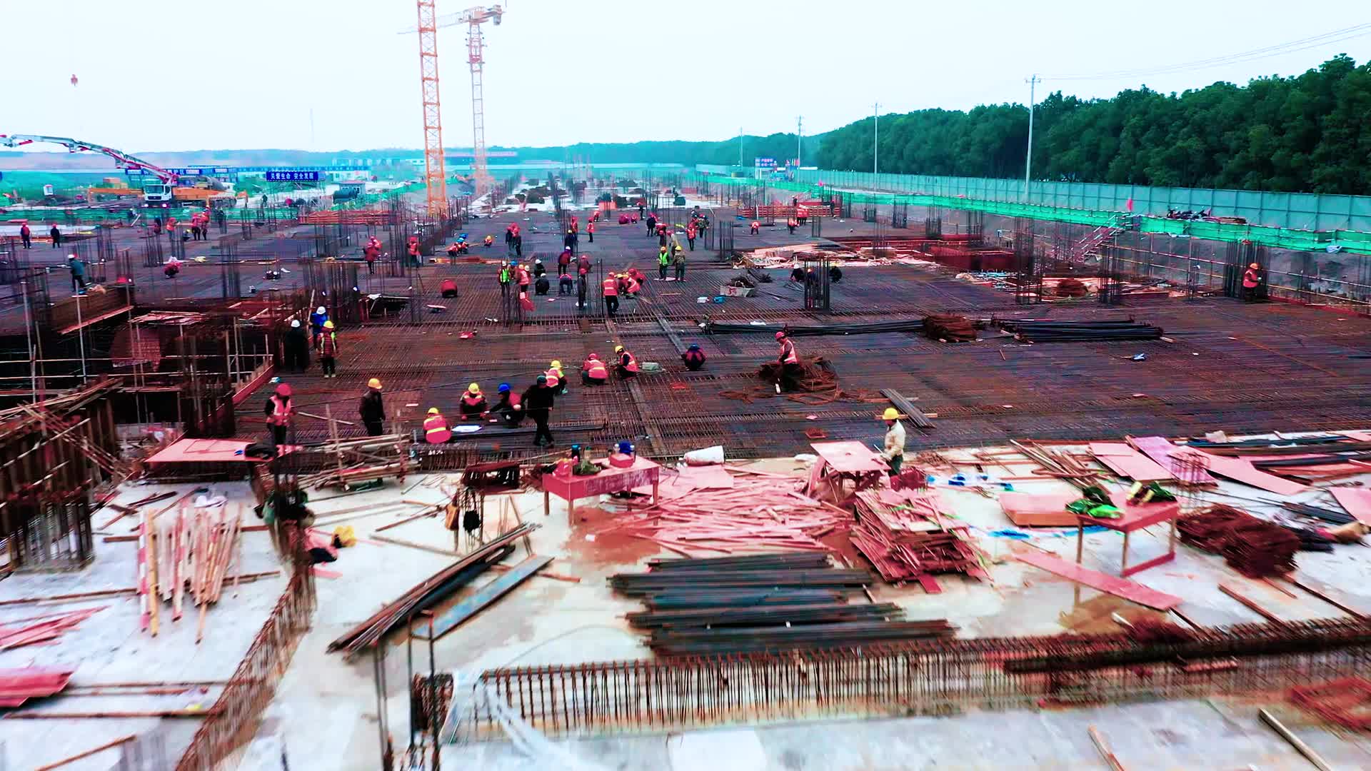 4K建筑工地工人轧钢机视频的预览图