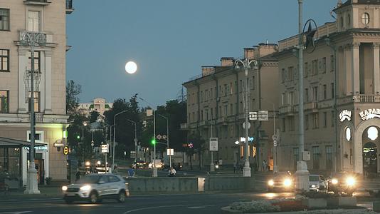 海外中秋节城市街道车流中升起的月亮视频的预览图