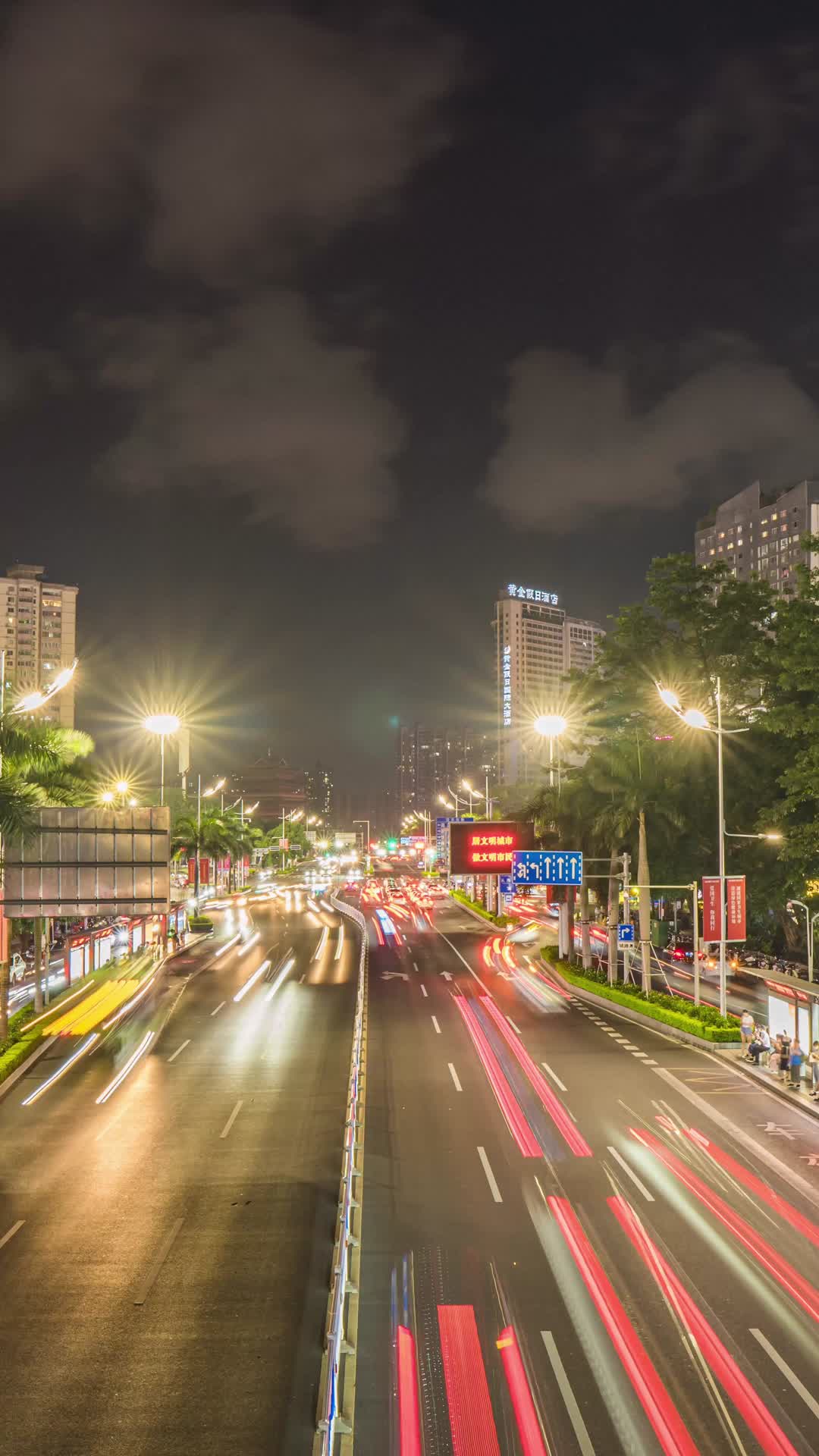广西南宁民族大道夜景交通车流延时摄影4K视频的预览图