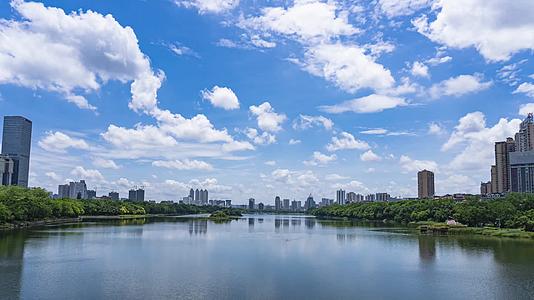 广西南宁南湖公园蓝天白云延时摄影4K视频的预览图