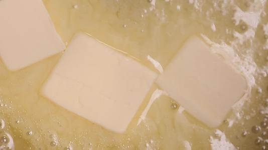 平底锅里融化的黄油牛油视频的预览图