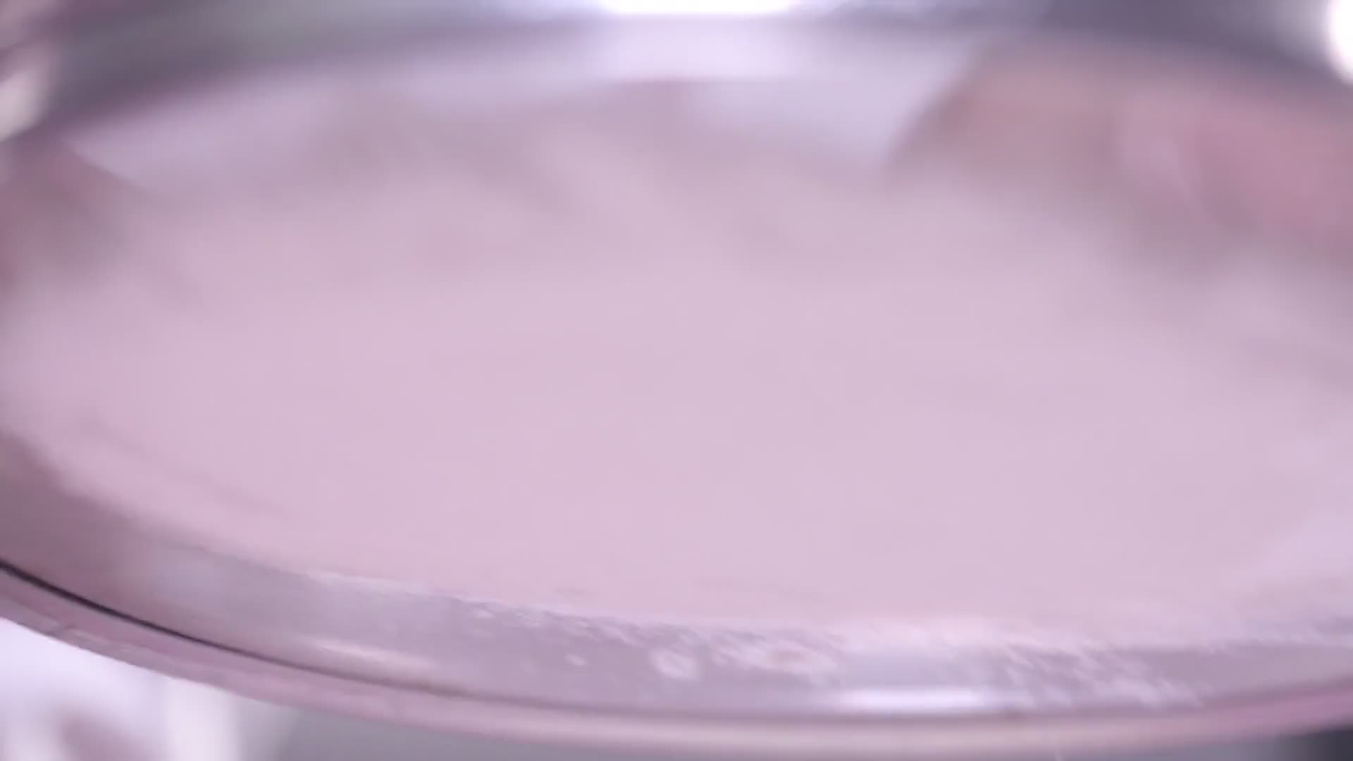 筛面粉筛糖分视频的预览图