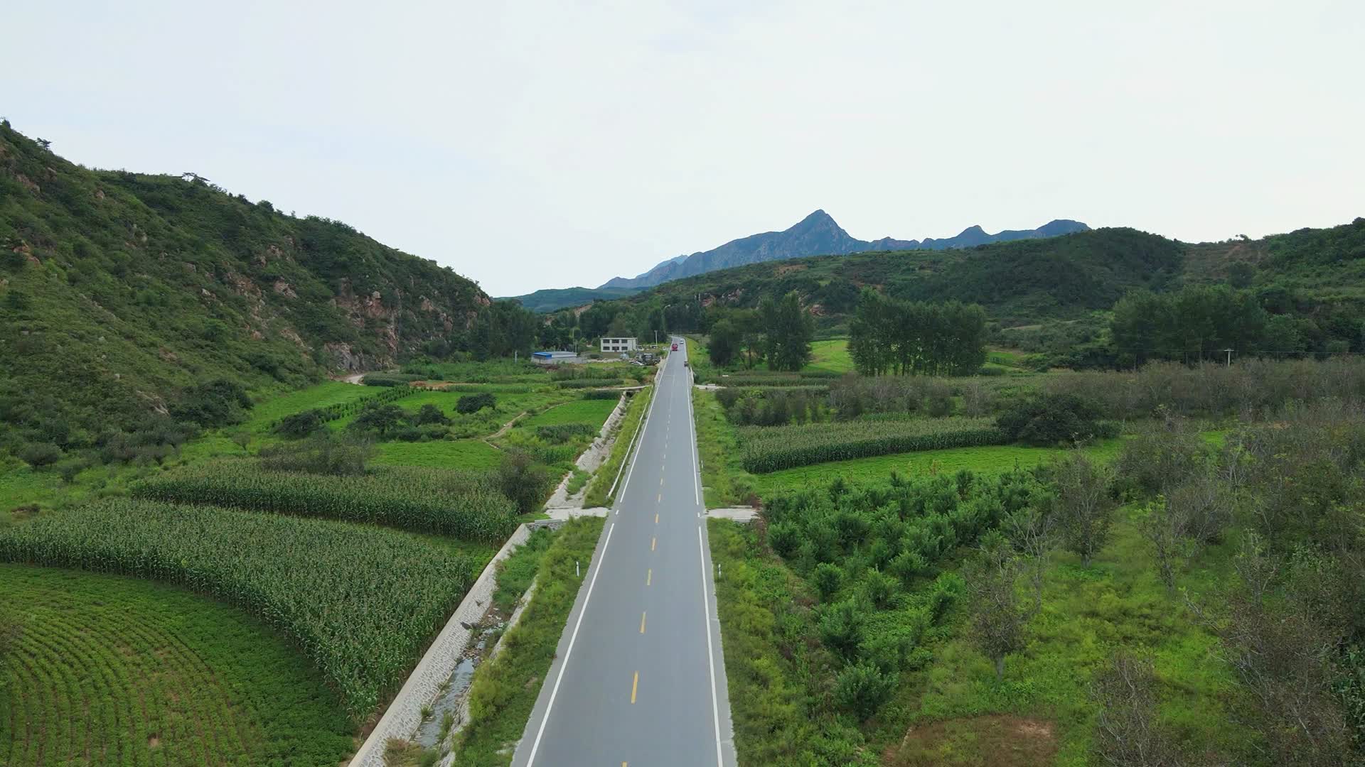 辽宁山村公路风景航拍视频的预览图