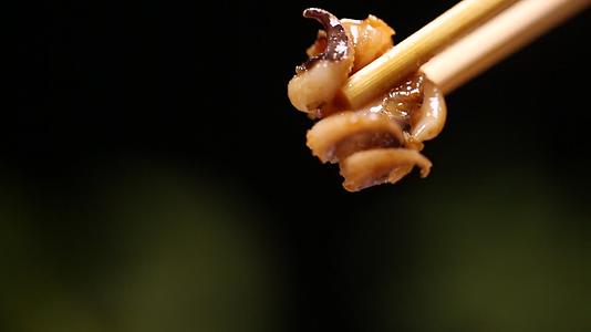 筷子夹起鱿鱼脚视频的预览图