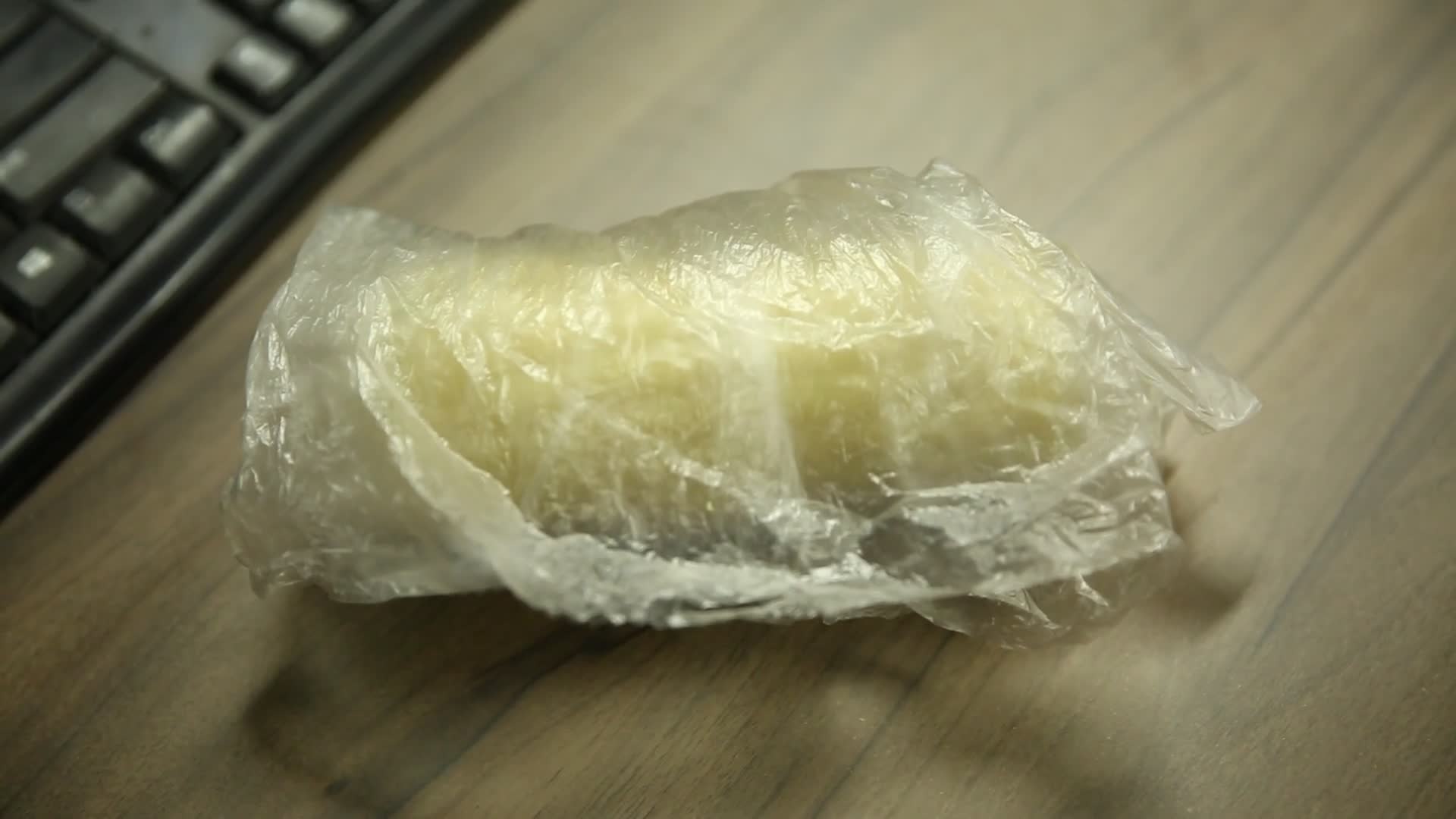 从塑料袋中拿出玉米视频的预览图