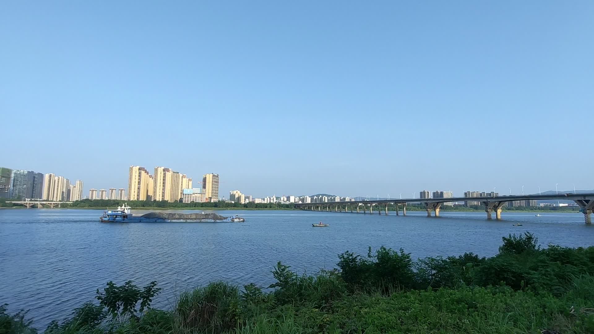 山水洲城长沙夏日早晨的湘江风景视频的预览图