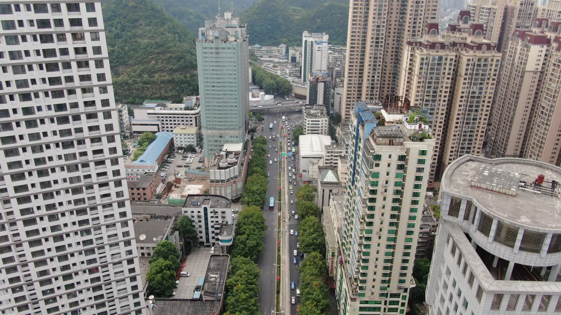 城市高楼中的交通航拍视频视频的预览图