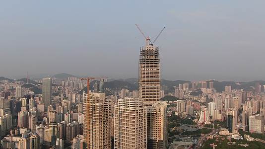 城市在建商务大楼吊塔4K航拍视频的预览图