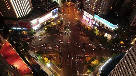 城市十字交叉路口车流夜景航拍视频的预览图