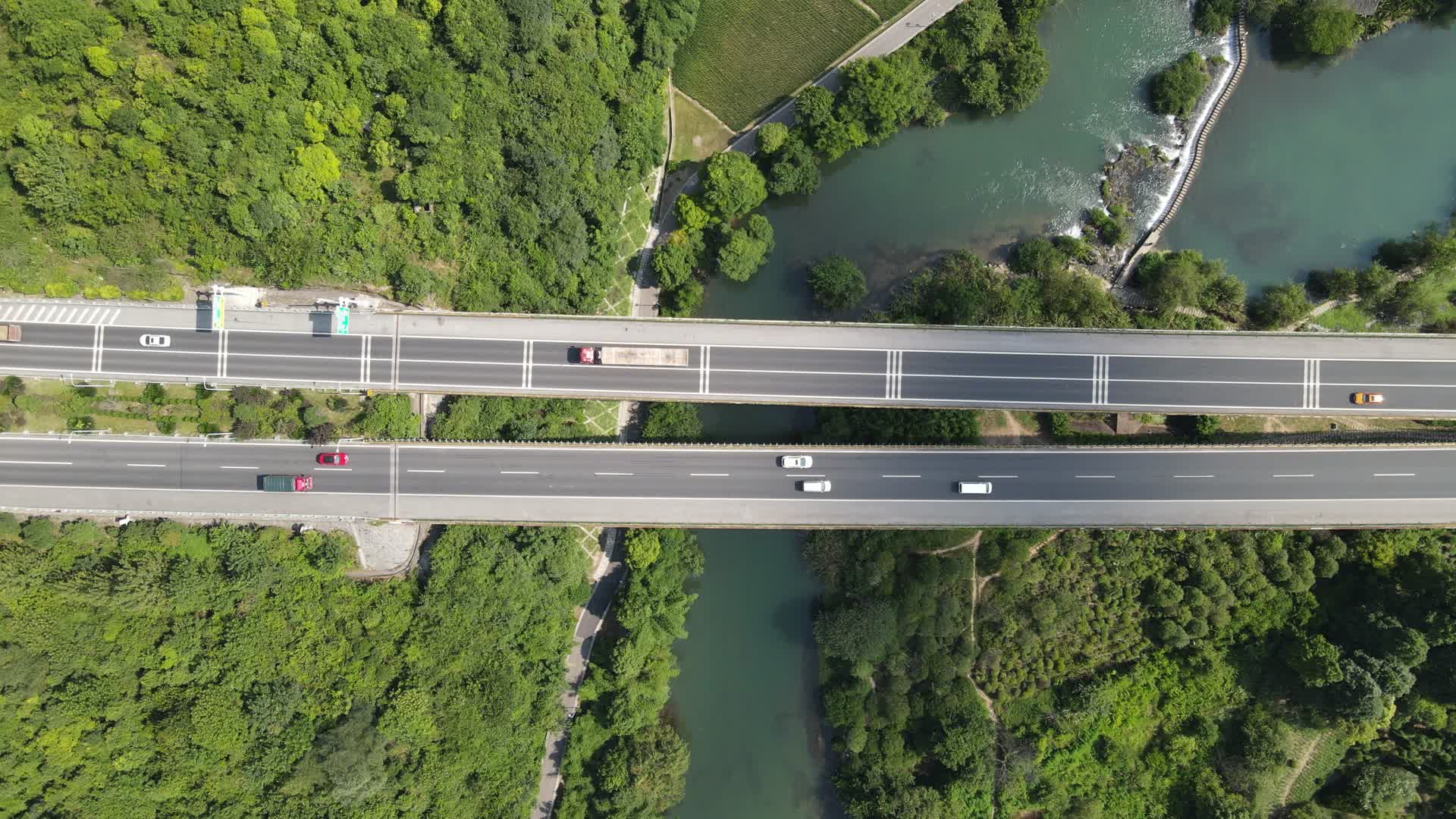 俯拍高速路跨河大桥航拍视频视频的预览图