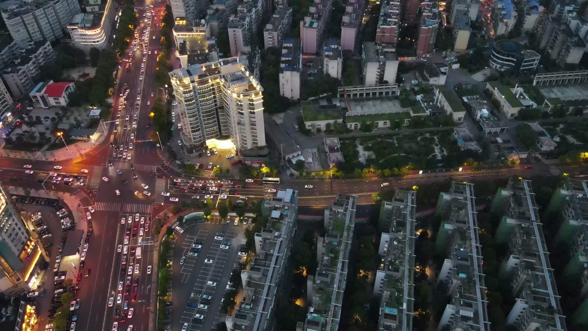 城市夜幕降临灯光4K航拍视频视频的预览图