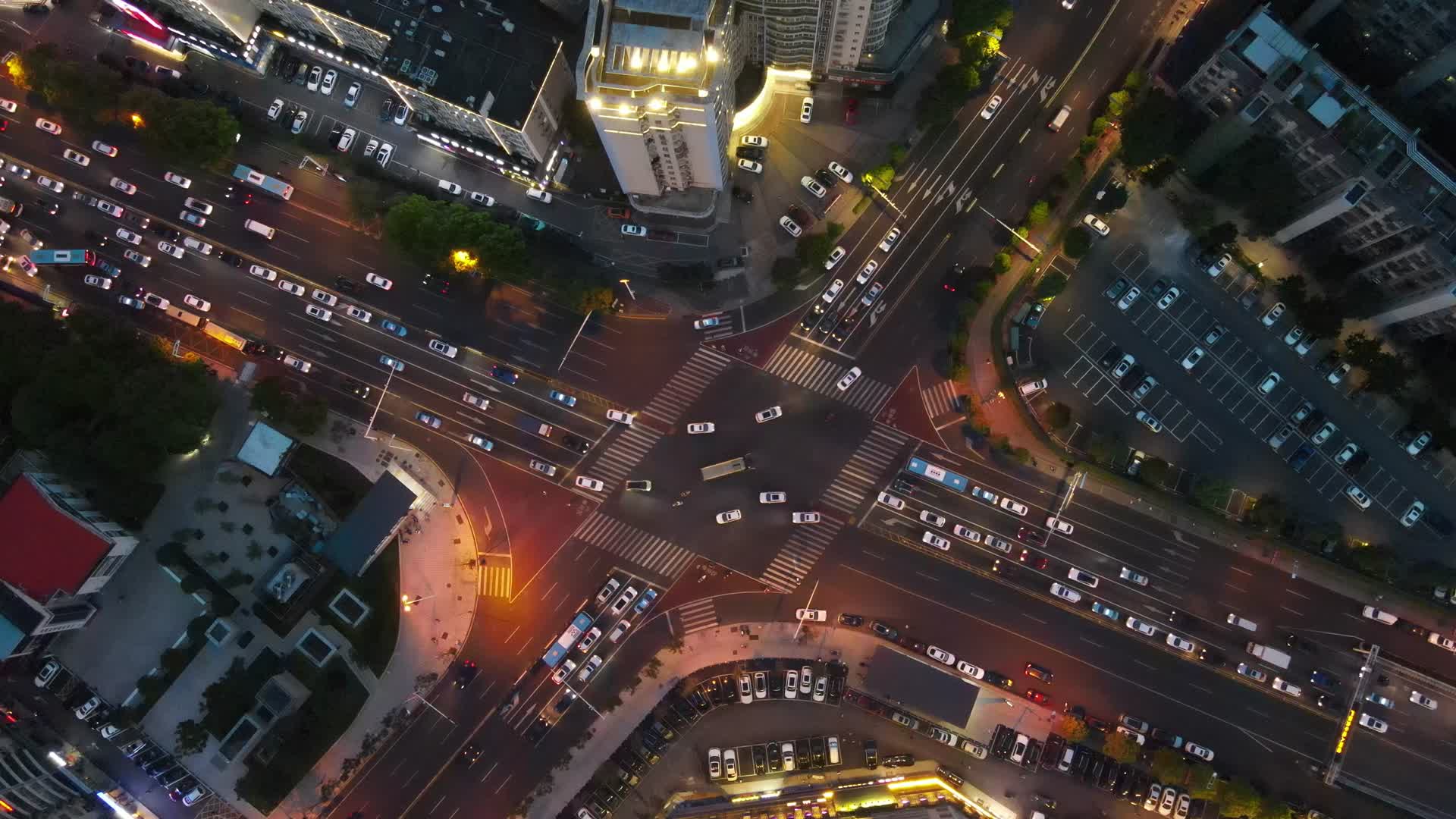 城市夜幕降临灯光4K航拍视频视频的预览图