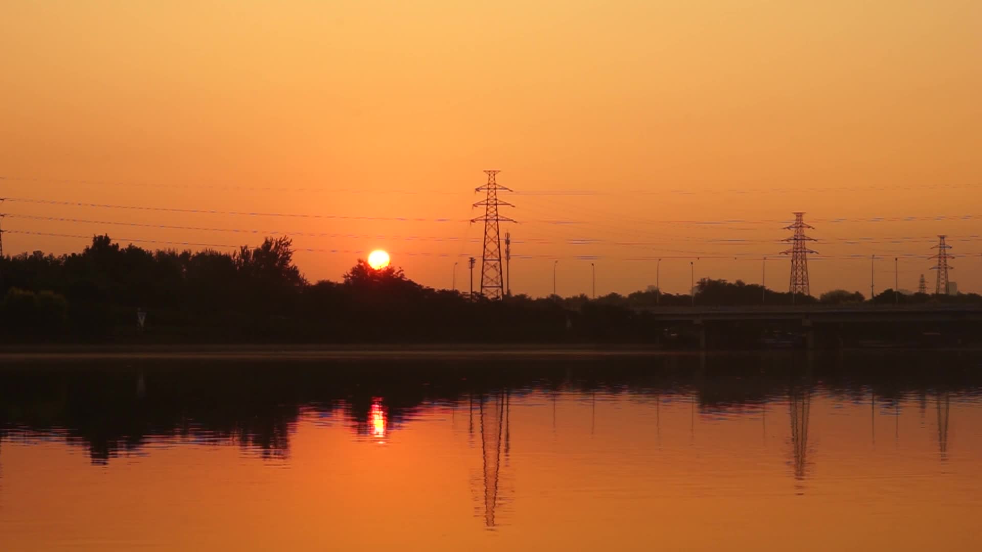 河边日出清晨光影树林阳光透过树林大运河视频的预览图