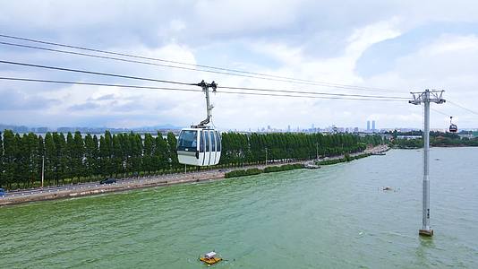 云南滇池海埂公园缆车风景4K航拍视频的预览图