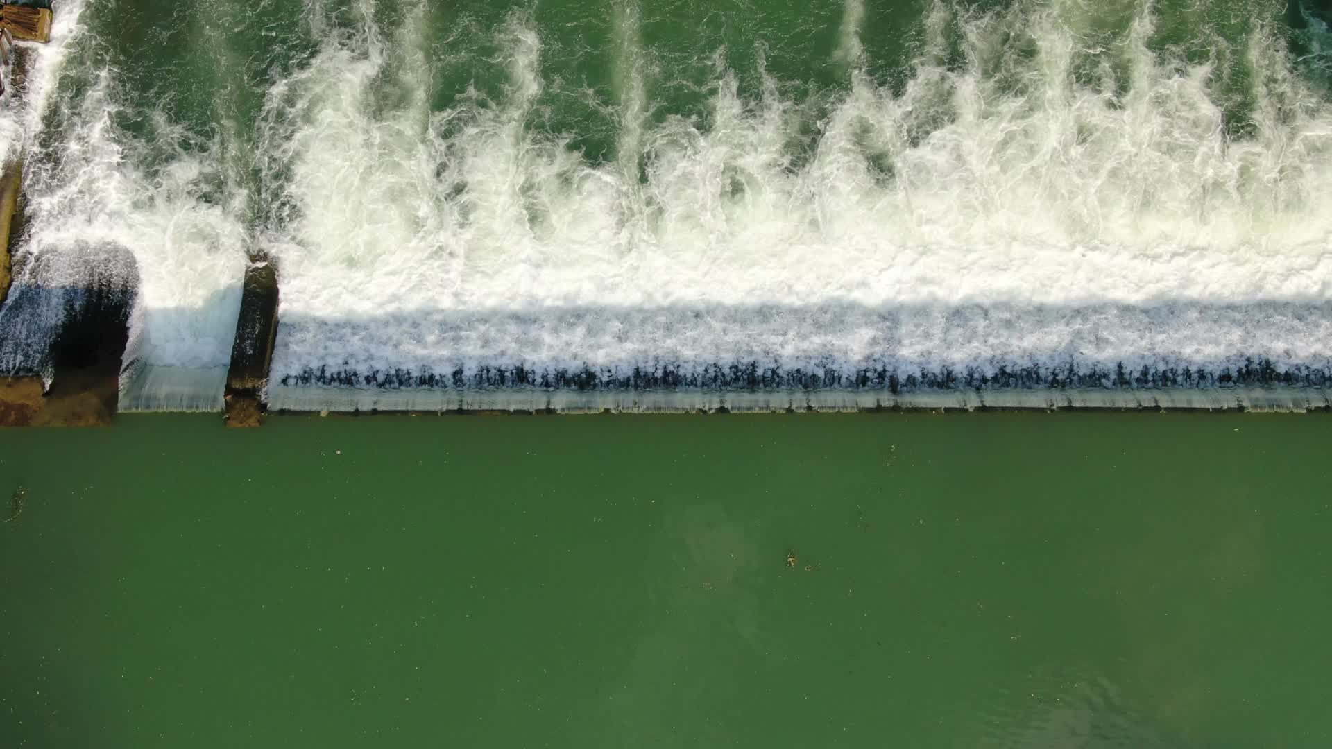 湖南凤凰古城沱江河流瀑布流水航拍视频视频的预览图