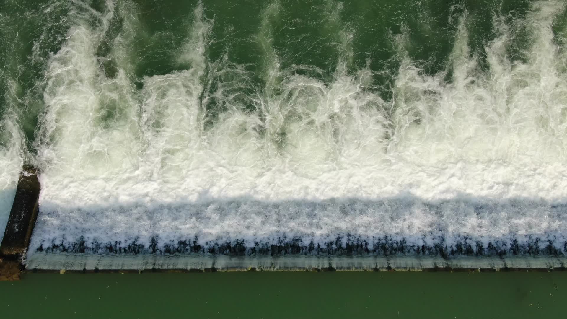 湖南凤凰古城沱江河流瀑布流水航拍视频视频的预览图