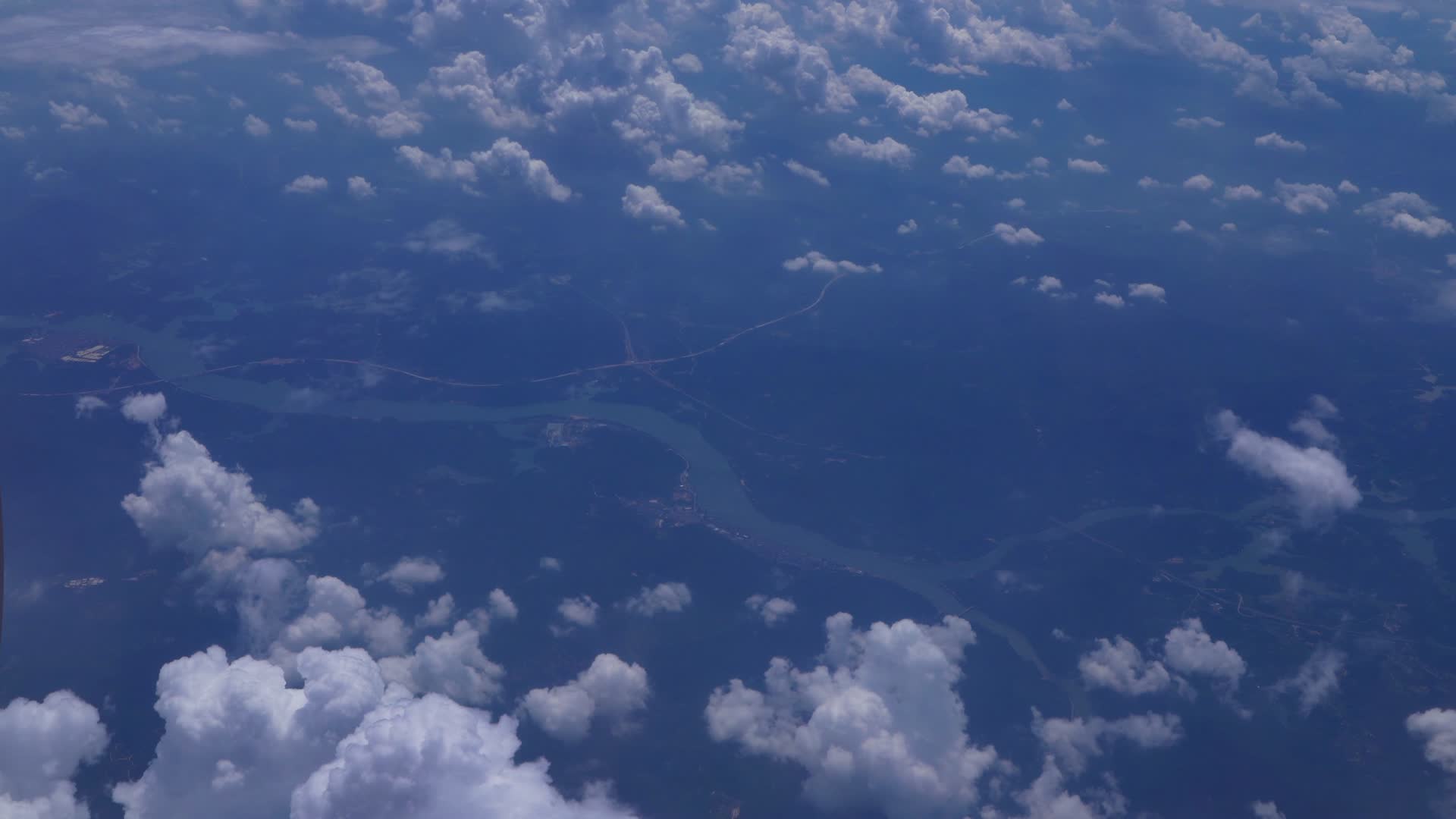 4K实拍飞机上的云视频的预览图