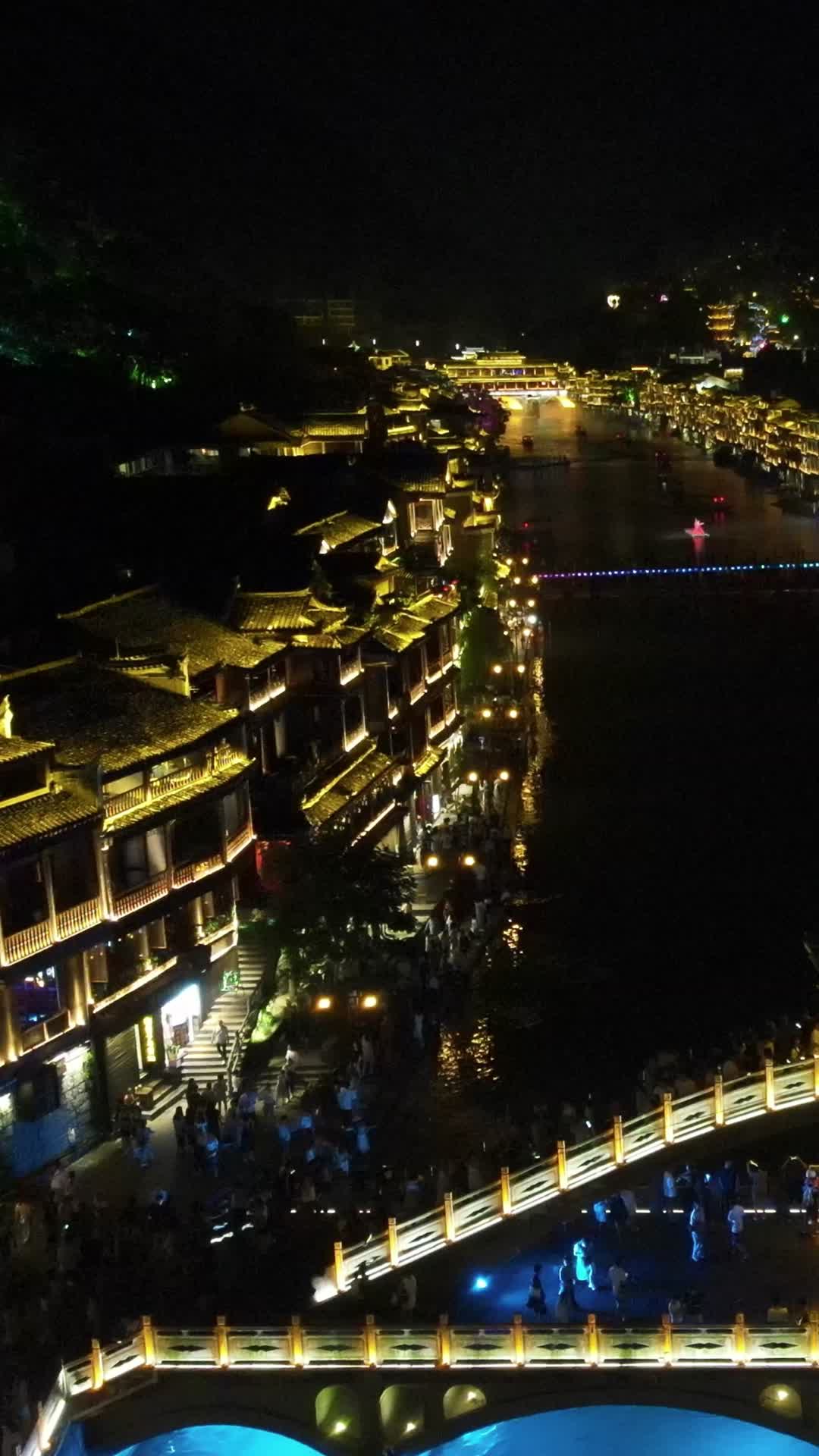 湖南凤凰古城夜景灯光竖屏航拍视频的预览图