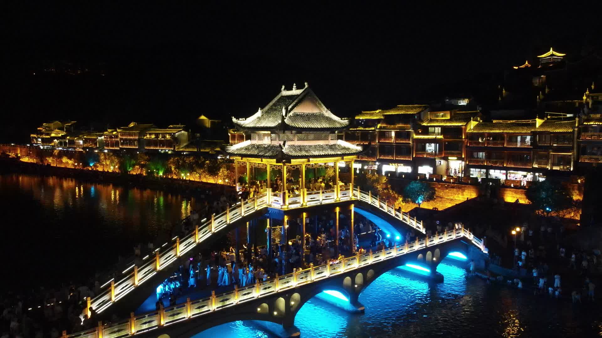 湖南凤凰古城虹桥夜景灯光航拍视频视频的预览图