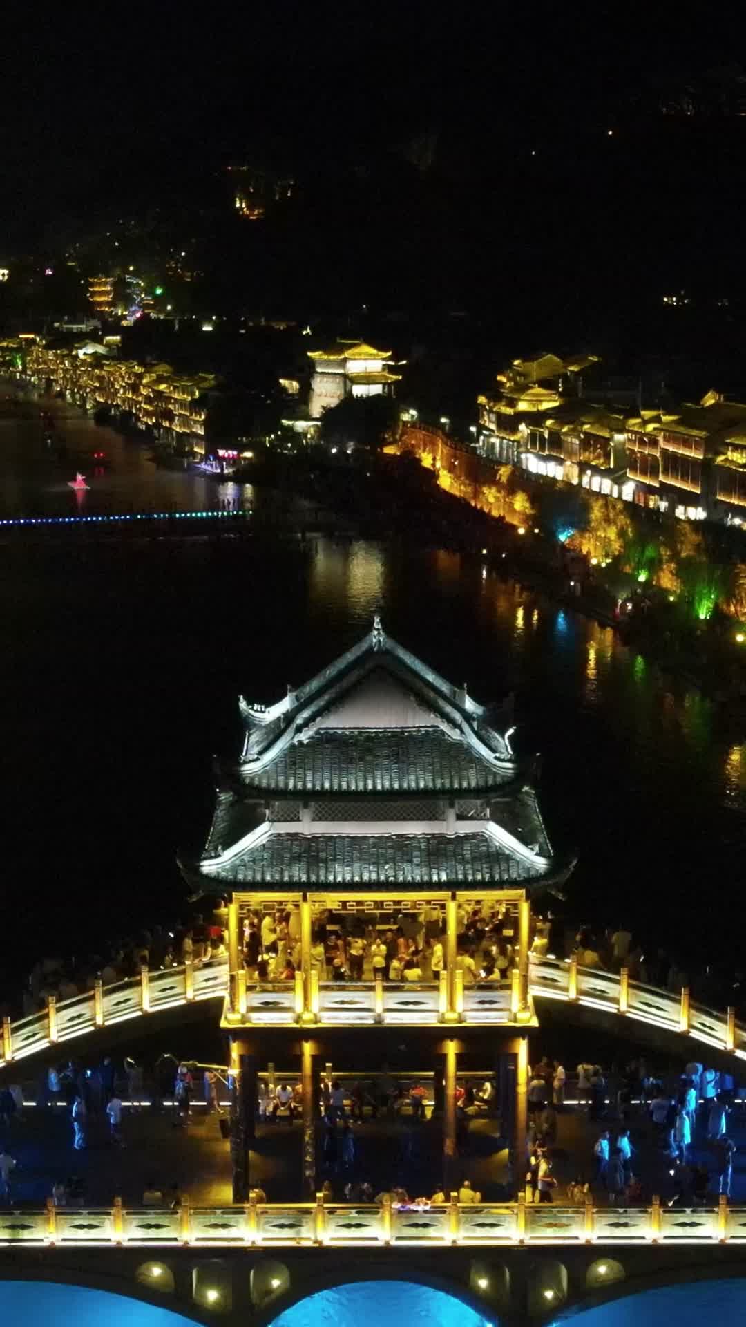 湖南凤凰古城雪桥夜景灯光竖屏航拍视频的预览图