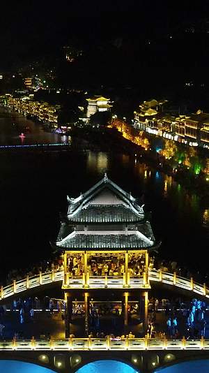 湖南凤凰古城雪桥夜景灯光竖屏航拍视频的预览图