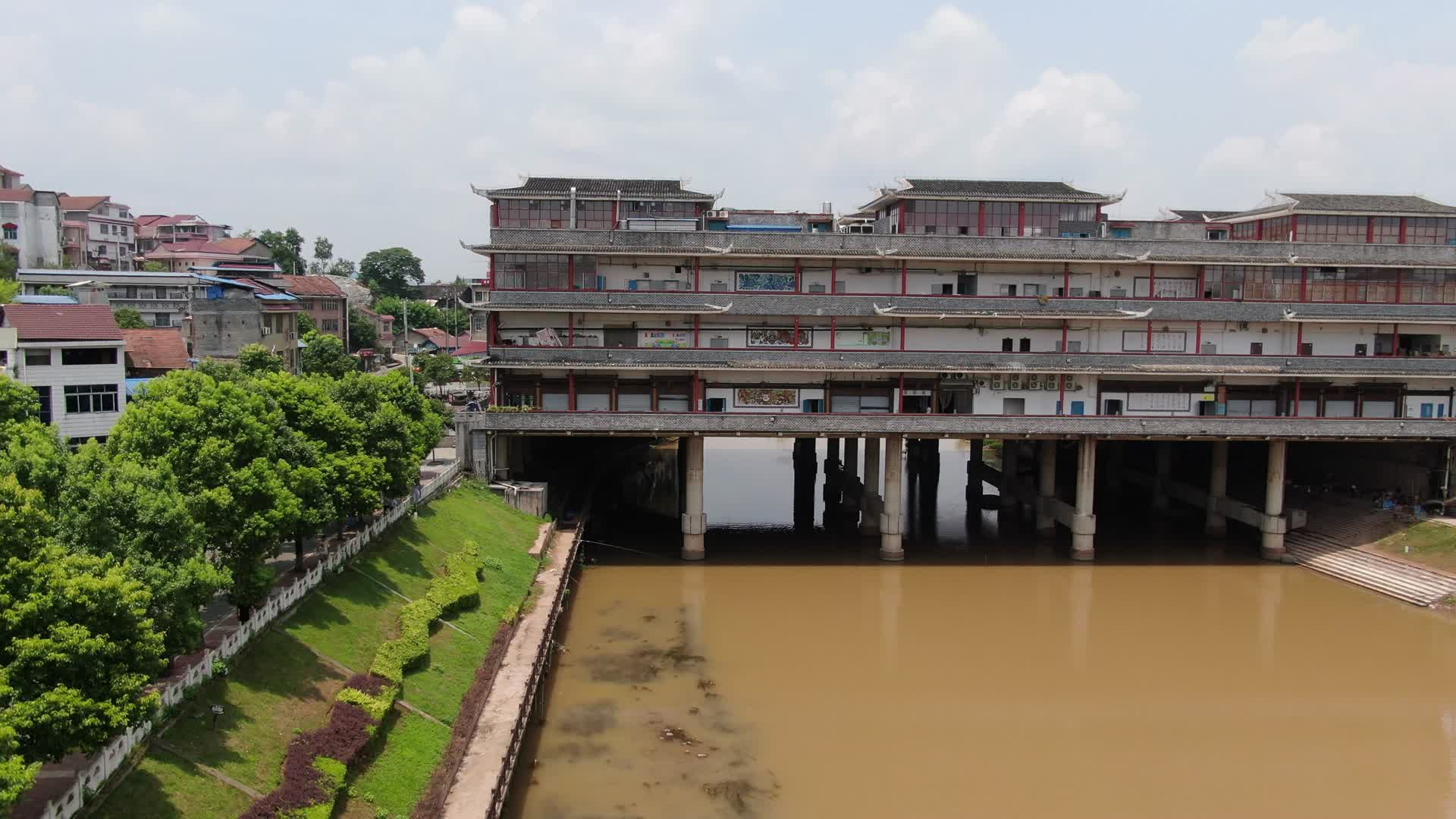 少数民族廊桥桥航拍视频视频的预览图