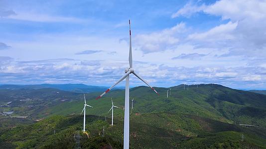 4K航拍中国能源风力发电风景视频的预览图