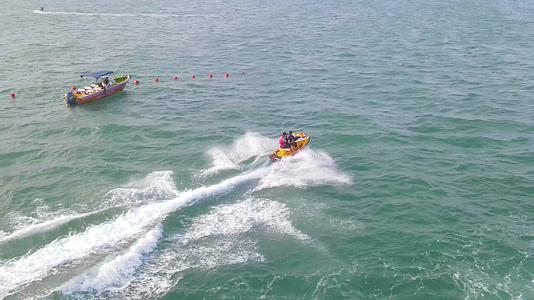 4K航拍激情夏日海上摩托艇视频的预览图