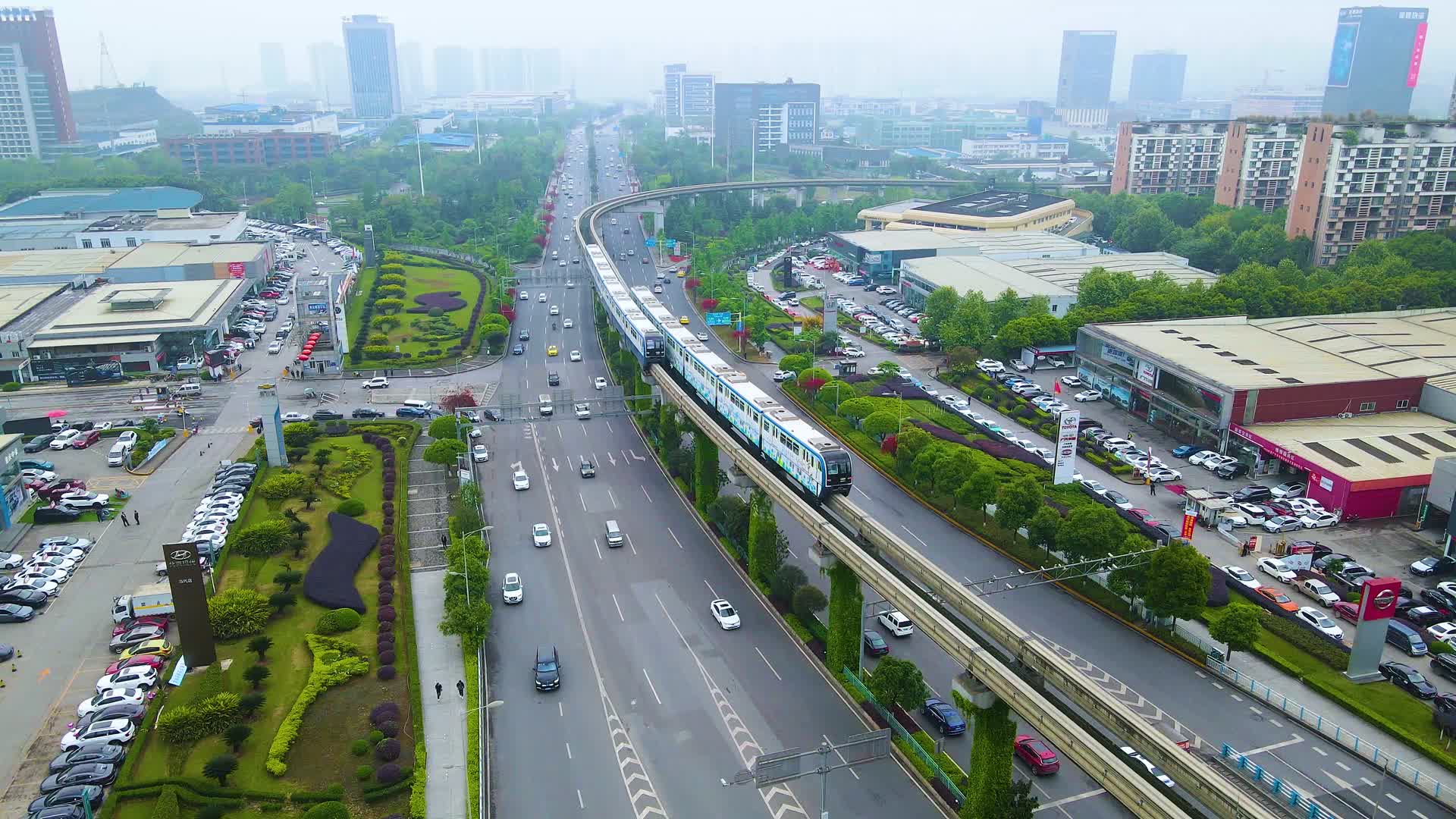 4K航拍重庆轻轨行驶城市交通视频的预览图