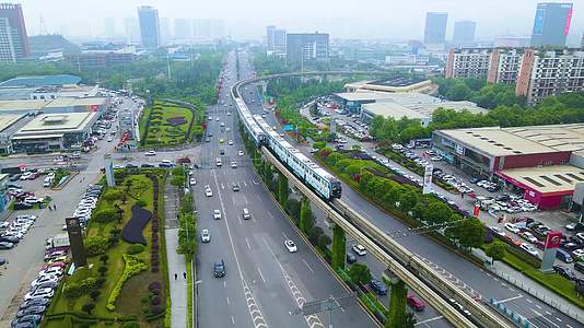4K航拍重庆轻轨行驶城市交通视频的预览图