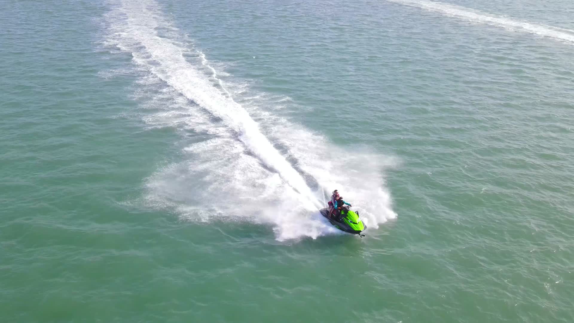 4K航拍激情摩托艇沿海旅游经济游客视频的预览图