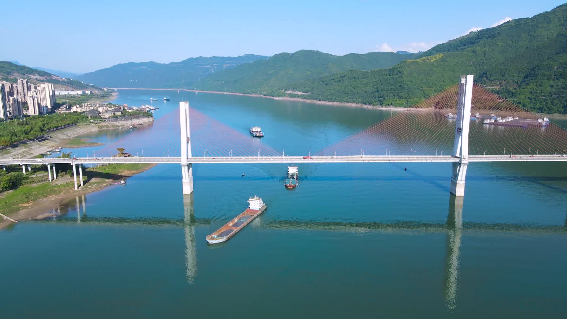 4K航拍集装箱轮船驶过万里长江经济发展视频的预览图