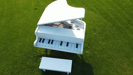 4K航拍唯美月光草坪公园人群周末时光钢琴视频的预览图