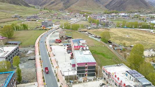 4K航拍新都桥风景高原藏寨视频的预览图