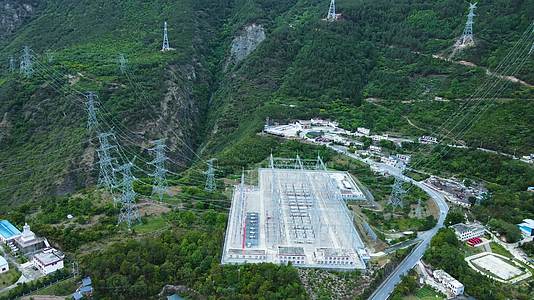 4K航拍中国西部基建电力设施视频的预览图