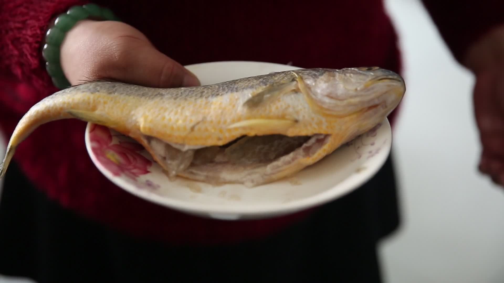 黄花鱼肚子里鱼胶视频的预览图