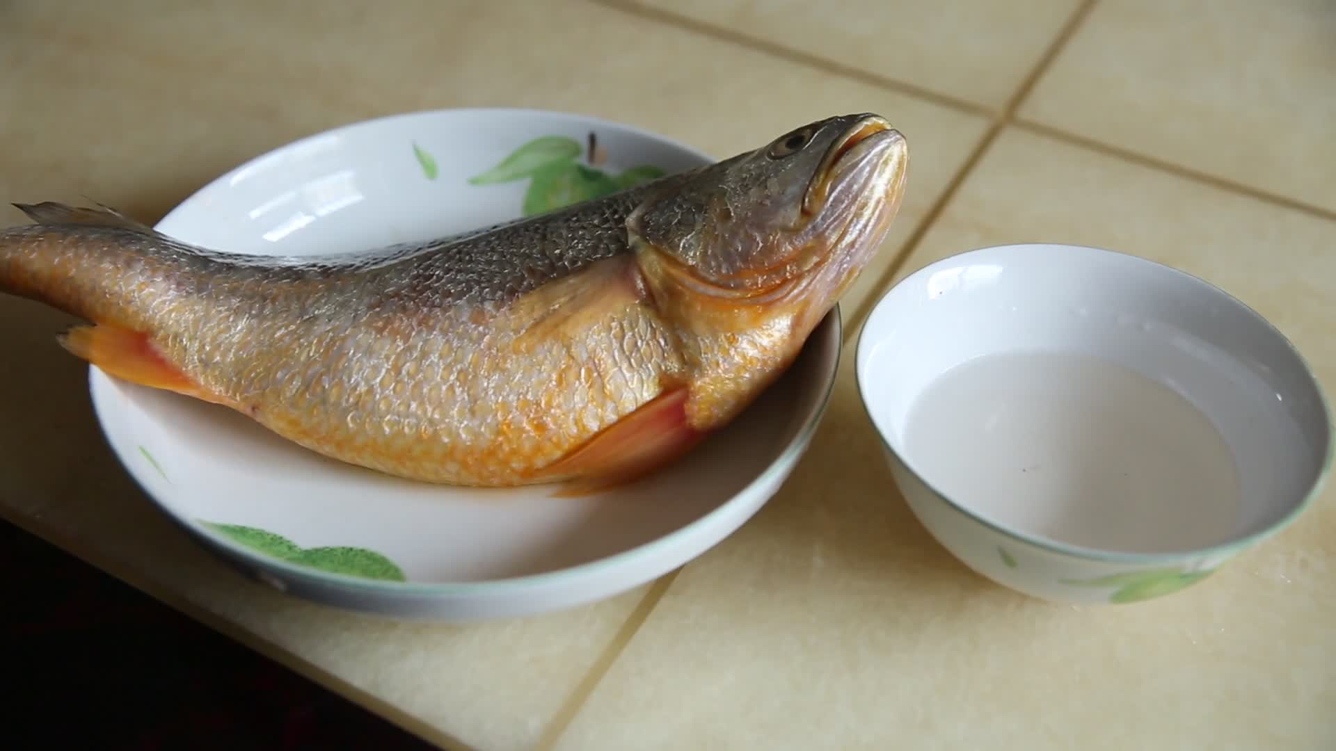 食品安全黄花鱼掉色染色视频的预览图