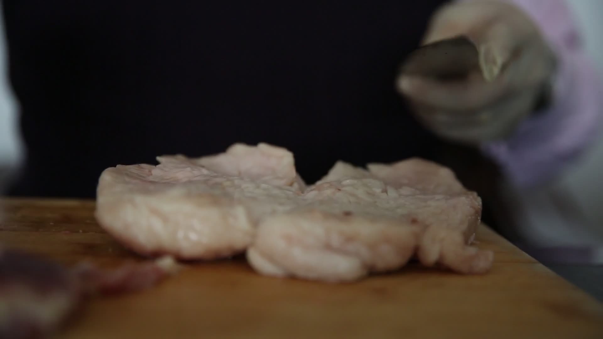 鸭肉做假羊肉片视频的预览图