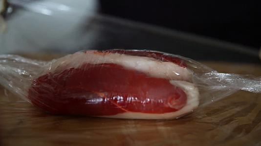 鸭肉做假羊肉片视频的预览图