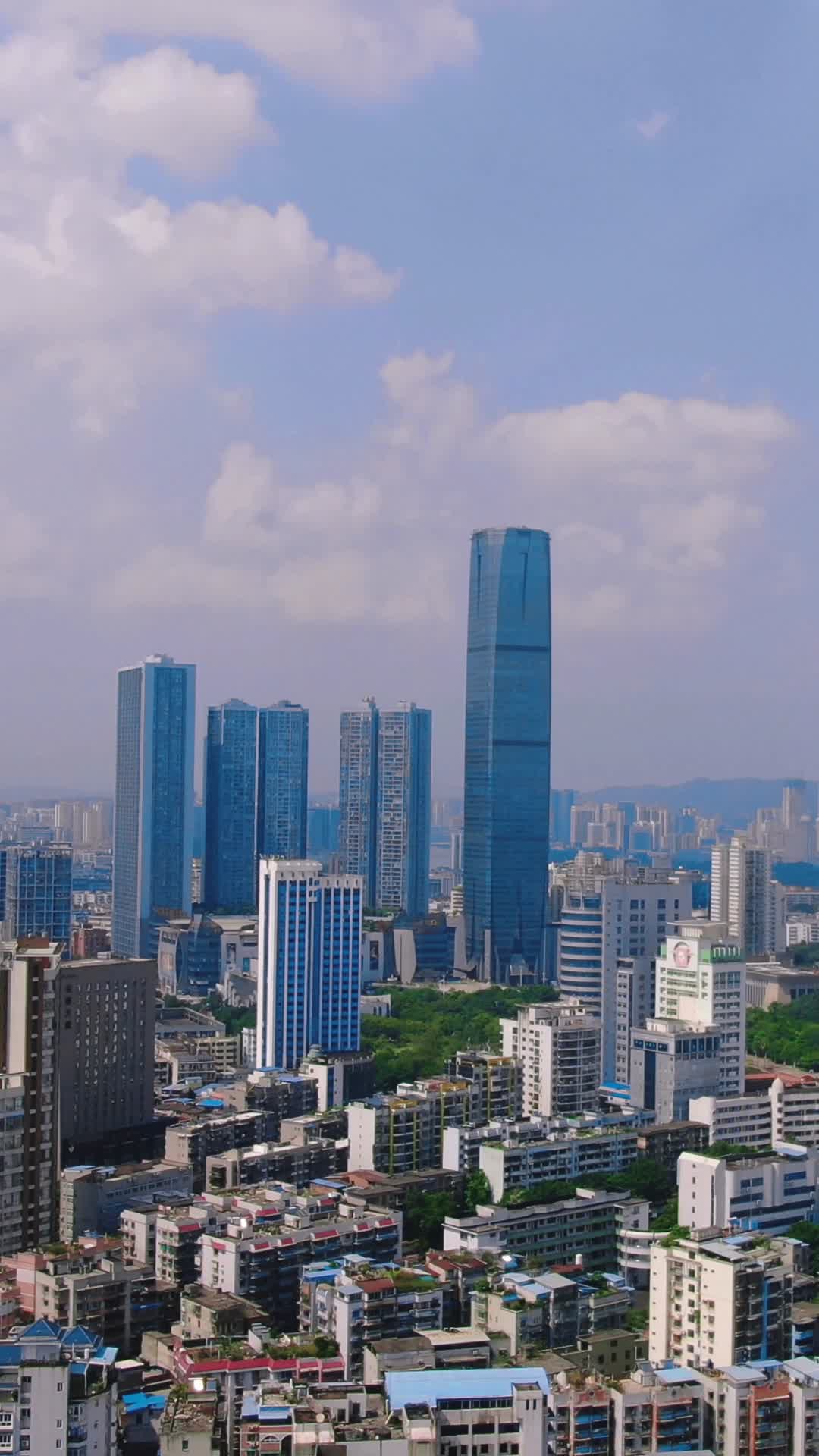 广西柳州第一高楼地王大厦竖屏航拍视频的预览图