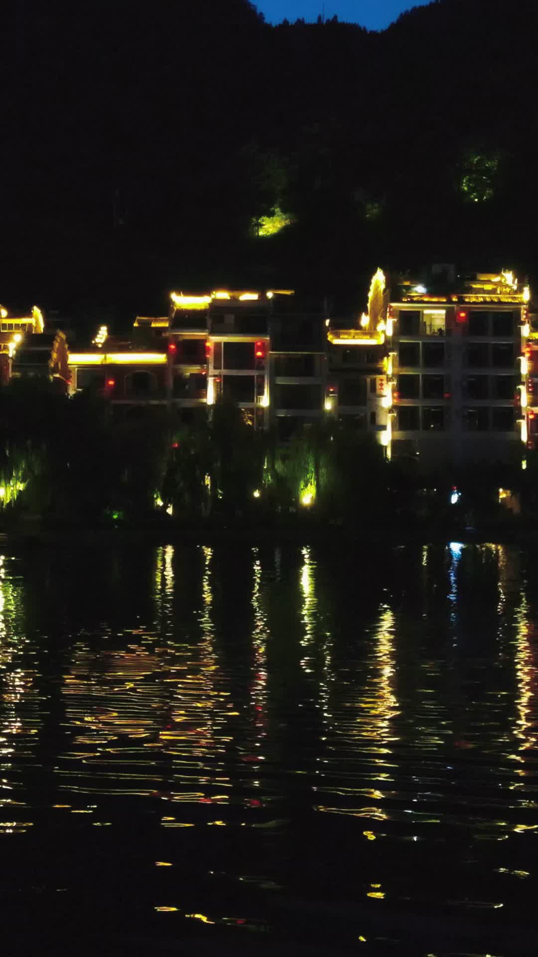 贵州黔东南镇远古镇5A景区夜景灯光竖屏航拍视频的预览图