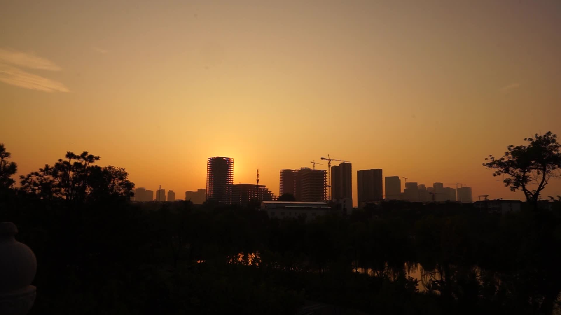 建设中的城市城市日出清晨东方红太阳升视频的预览图
