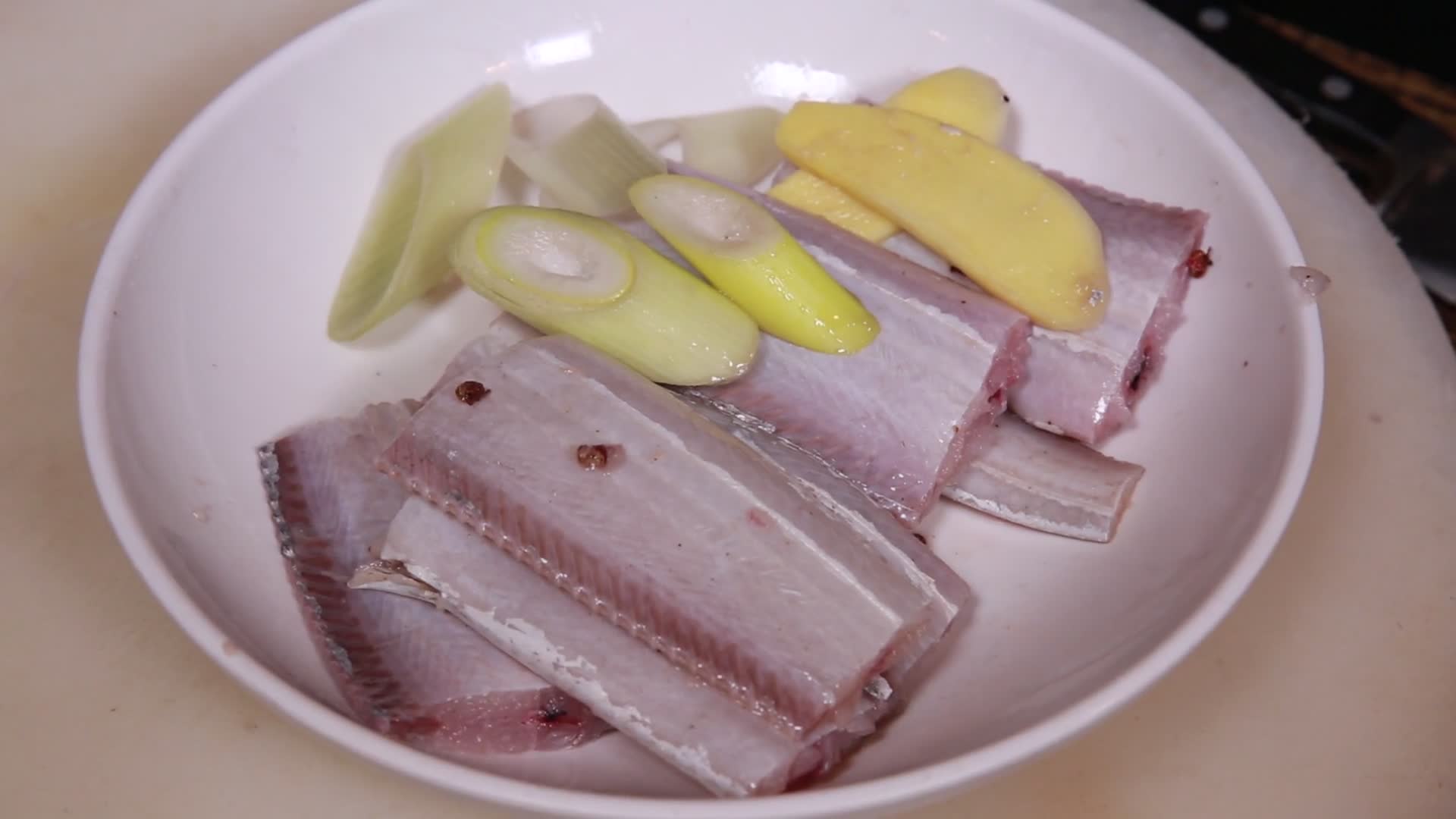 葱姜香料腌制带鱼去腥视频的预览图