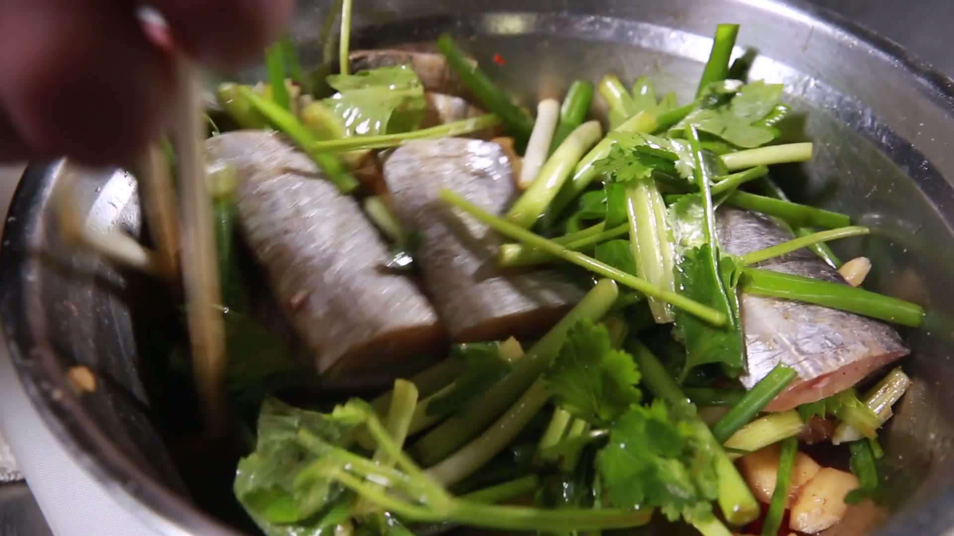 葱姜香料腌制带鱼去腥视频的预览图